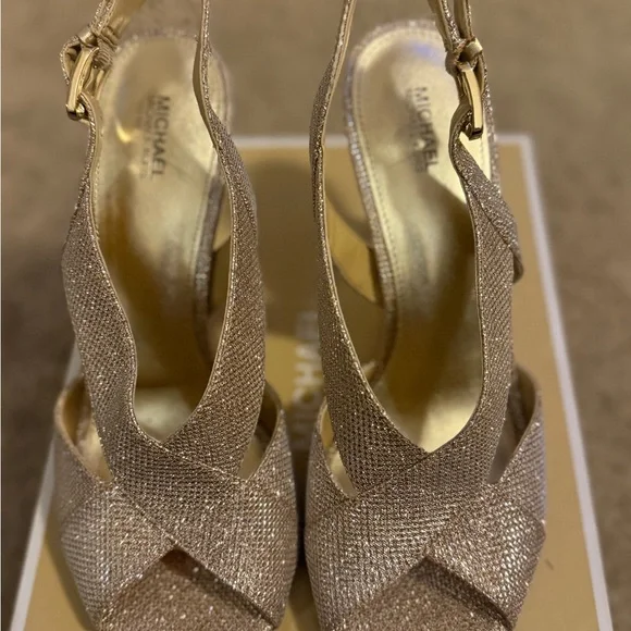 MICHAEL KORS glittered gold/silver sandal . - Picture 5 of 6